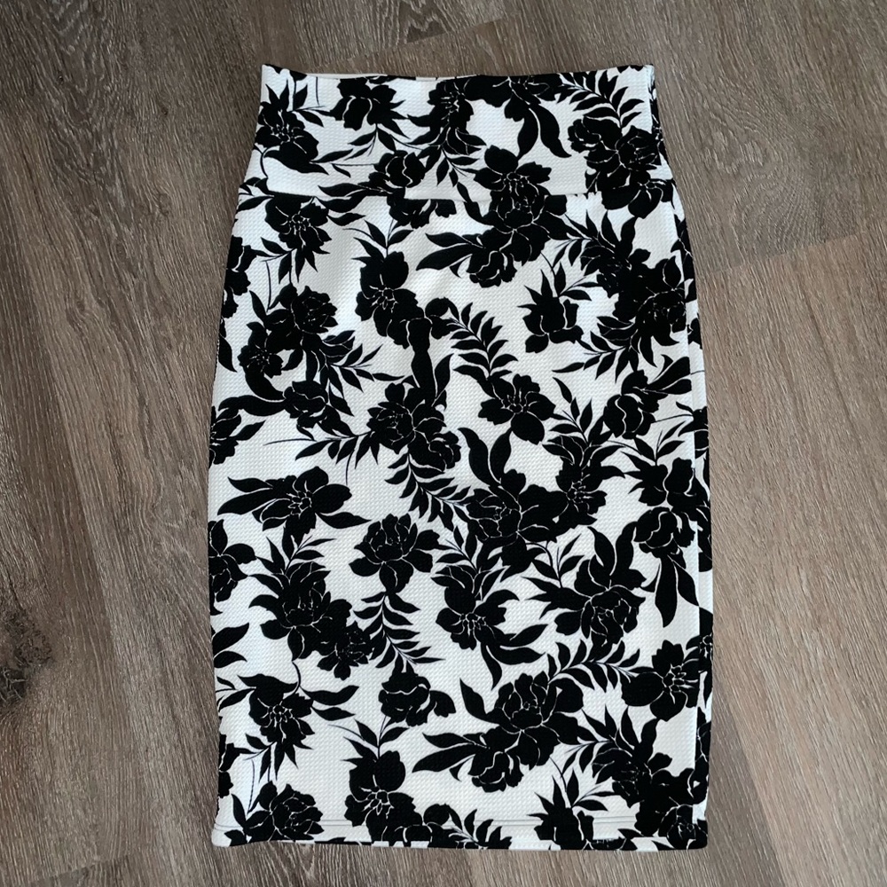 LuLaRoe XS Black & White Cassie Pencil Skirt
